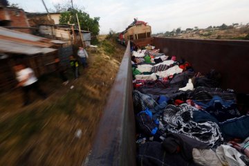 Ratusan migran menuju AS gunakan kereta barang di Meksiko