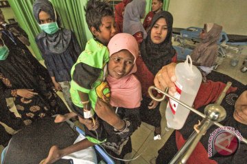 Seminggu terombang-ambing di laut, 76 Rohingya terdampar di Aceh