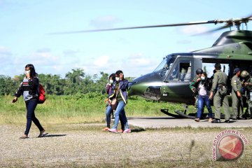 TNI terus upayakan evakuasi tiga guru SD di Aroanop ke Timika