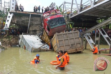 Jembatan Widang yang ambruk masih bergerak