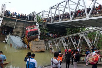 Polisi larang kendaraan berat lintasi Jembatan Widang