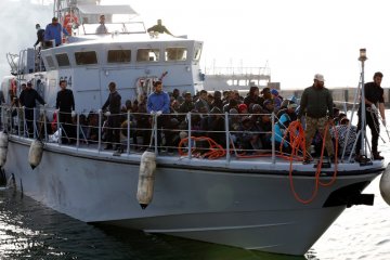 Panjaga pantai Libya paksa migran terdampar turun dari kapal kargo
