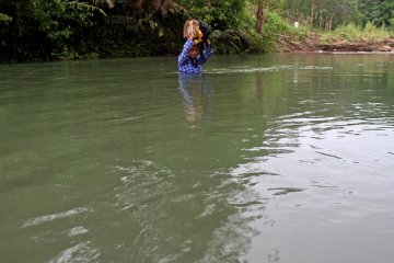 Banjir Mamuju Tengah memutus jalur transportasi warga