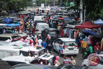 Pedagang Pasar Tasik berjualan di bahu jalan