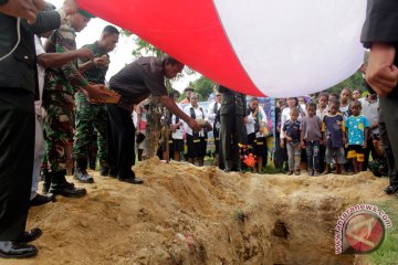 Jenazah Brigpol Sinton sudah di Jayapura, tangis keluarga pecah