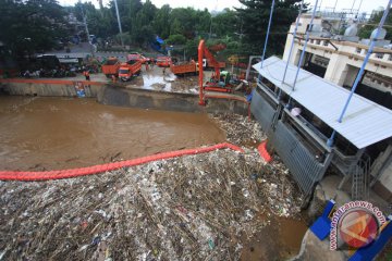 Tumpukan sampah di pintu air Manggarai