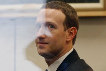 Di hadapan senat AS, Zuckerberg kesulitan sebut nama pesaing Facebook