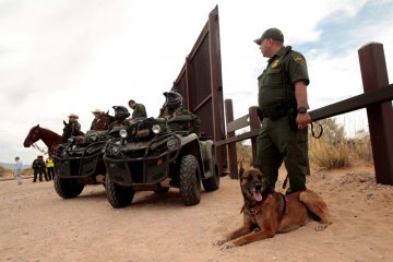 Petugas AS tembakkan gas air mata di dekat perbatasan Meksiko