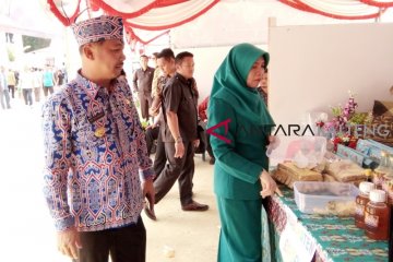 Bupati Barsel Kunjungi Stan Pameran