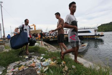 SAMPAH DERMAGA TUAPEIJAT