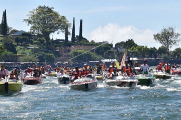 Usung Tumpeng Besar di Festival Gebyar Labuhan Sarangan