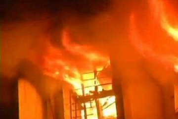 Rumah mantan pejabat bupati di Papua dibakar warga