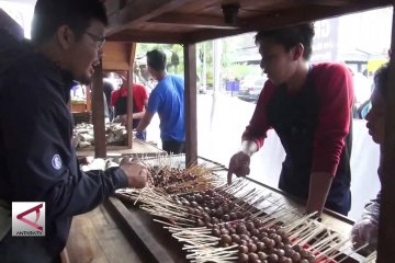 Angkringan di stasiun, dekatkan diri dengan pelanggan