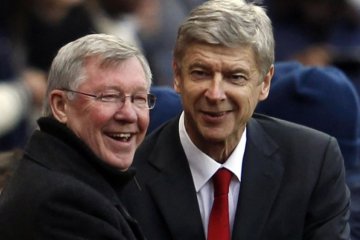 Momen indah di Old Trafford, Sir Alex hadiahi Arsene Wenger