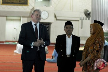 Menteri pengadaan pertahanan Inggris kunjungi masjid istiqlal
