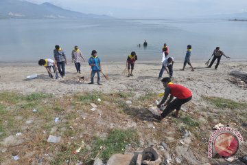 Bersih Pantai Peringati Hari Bumi