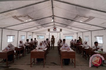 Ujian Nasional SMP Korban Gempa Banjarnegara