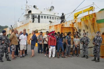 TNI AL TANGKAP KAPAL BURONAN INTERPOL