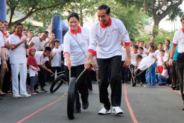 Bersama anak-anak, Presiden dan Ibu Negara mainkan tiga permainan tradisional