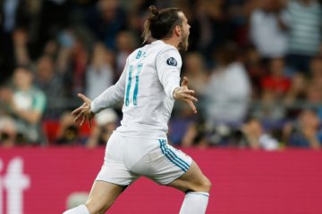 Gol akrobatik Bale bawa Madrid unggul setelah Mane imbangi blunder Karius