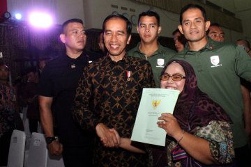 Presiden bagikan sertifikat tanah