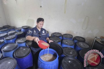 Polisi Karawang gerebek pengedar miras tradisional