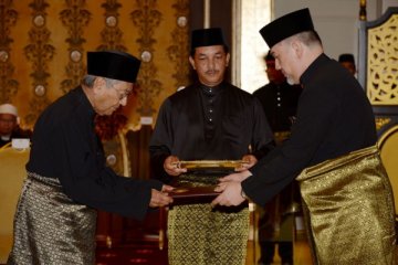 Mahathir Mohamad resmi dilantik sebagai PM Malaysia