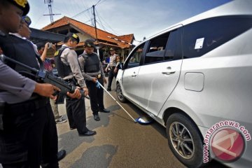 Polisi bersenjata periksa mobil masuk Jakarta dari Tangerang
