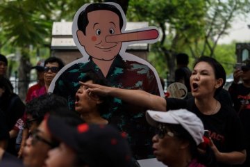 Thailand bekukan izin TV yang terkait mantan PM Thaksin