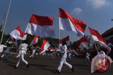 Bendera Merah Putih diarak kelilingi ujung negeri