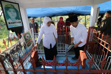 Khofifah Ziarah makam Marsinah