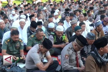 Personel kepolisian gelar doa bersama korban bom Surabaya