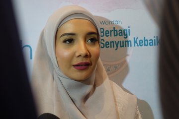Zaskia Sungkar bersihkan masjid saat Ramadhan