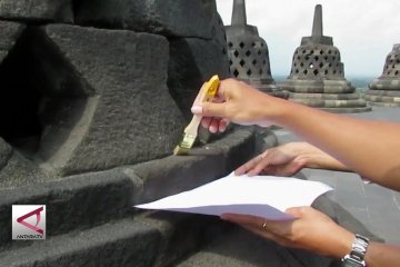 BKB bersihkan abu vulkanik di Candi Borobudur