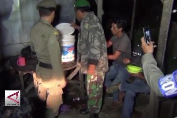 Petugas gabungan bubarkan warga Pesta Miras