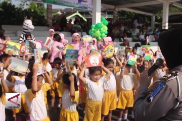 Ratusan siswa TK membaca buku bersama orang tua