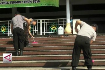 Polisi dan TNI gotong-royong bersih-bersih masjid