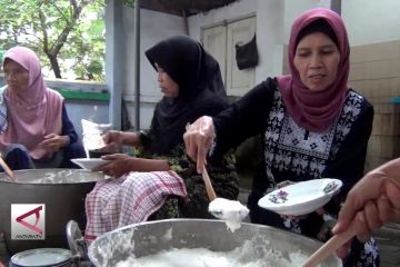 Tradisi sehat, warga Kauman berbuka dengan bubur