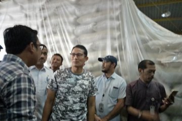 Sandiaga tinjau gudang beras, pastikan stok aman