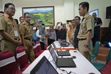 Anies tinjau pelayanan penerimaan peserta didik baru