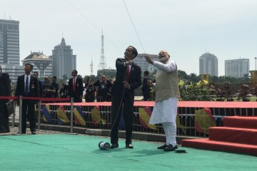 Jokowi dan Modi terbangkan layang-layang di Monas