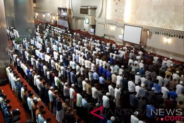 Jamaah Tarawih hari pertama Ramadhan Masjid Istiqlal membludak