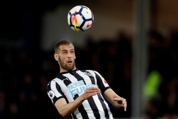 Islam Slimani dihukum FA karena tendang bek West Brom