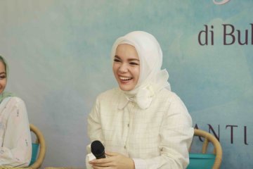 Dewi Sandra belajar bahasa isyarat