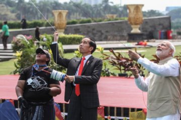 Presiden dan PM India bermain Layang-Layang