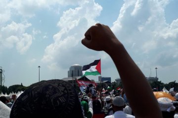 Massa bela Palestina bersiap lakukan sholat Jumat