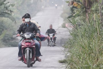 Dampak erupsi Merapi, hujan abu tipis turun di Kroya Cilacap