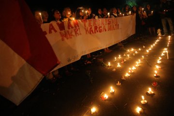 Aksi seribu lilin warga Papua Barat untuk Surabaya