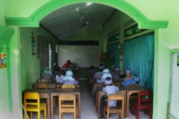 Belajar di Masjid tertua