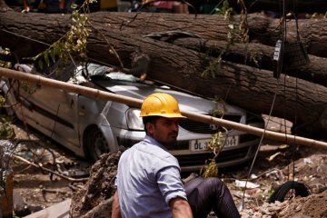 Jalan Kota Mumbai sepi, warga bersiap hadapi badai